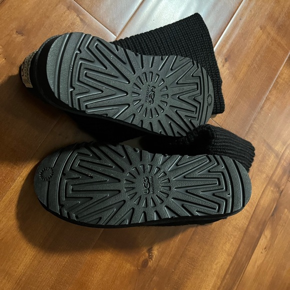 COPY - UGG Women's Classic Cardy Winter Boot - Picture 9 of 9